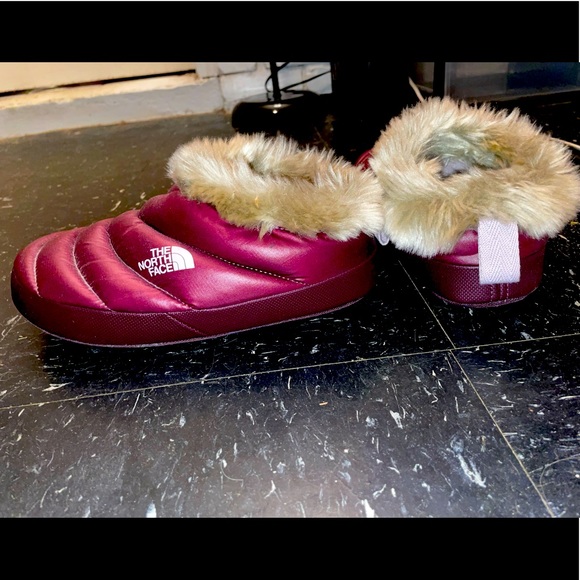 Womens North Face Slippers 